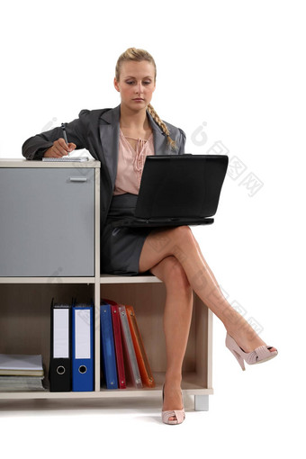 女人坐移动PC书情况下