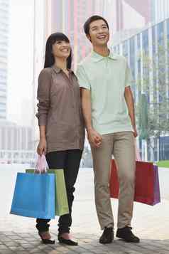 年轻的夫妇走购物袋手北京中国