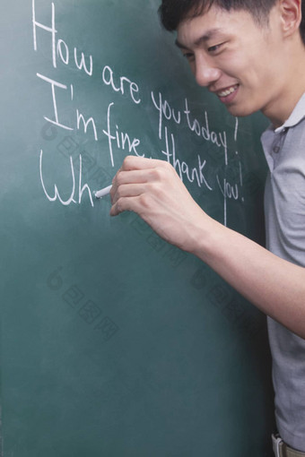 年轻的男人。写作英语句子黑板上