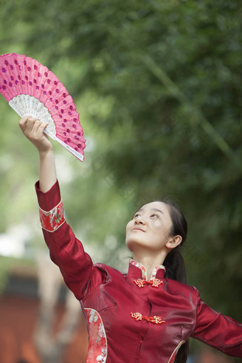 年轻的女人练习或传统的<strong>中国</strong>人风<strong>扇</strong>