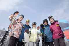 集团单板滑雪滑雪度假胜地低角视图