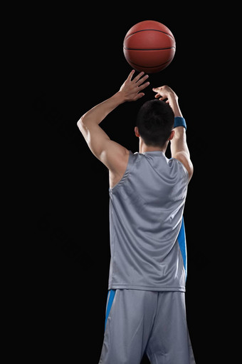 篮球球员扔球黑色的背景