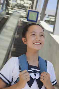 女孩站微笑自动扶梯地铁站