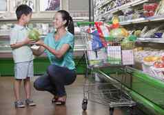 妈妈。儿子购买西瓜超市北京