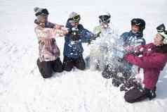 集团人玩雪滑雪度假胜地