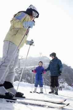 家庭滑雪滑雪度假胜地