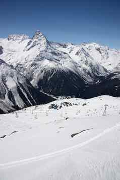 视图滑雪山坡上阳光明媚的一天