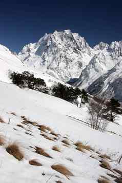 视图滑雪山坡上阳光明媚的一天