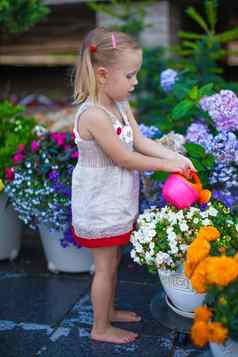 可爱的女孩浇水花浇水