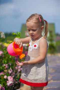 可爱的可爱的女孩浇水花浇水