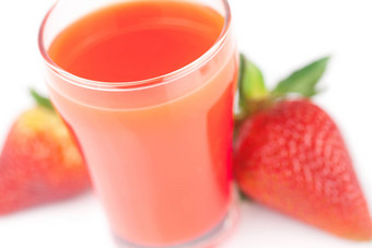 草莓玻璃<strong>草莓汁</strong>孤立的白色