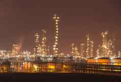 炼油厂工业植物行业锅炉晚上