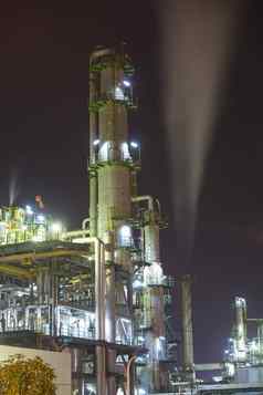 炼油厂工业植物行业锅炉晚上