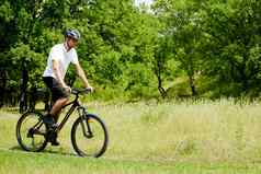 骑自行车的人骑自行车小道森林