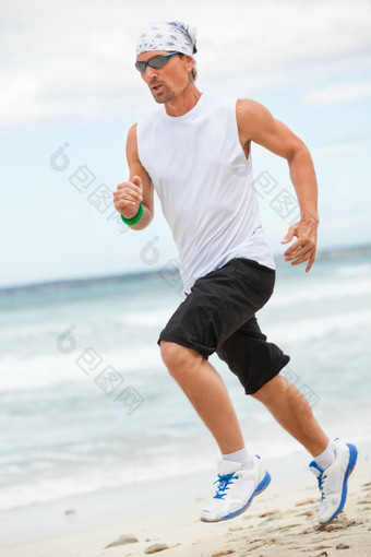 男人。慢跑海滩夏季体育运动健身