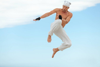 男人。跳体育运动空手道武术艺术战斗踢
