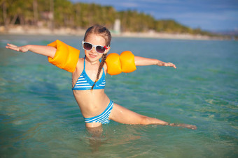可爱的女孩有趣的海热带海滩假期
