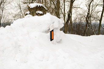 光反射器支柱雪路一边北冬天