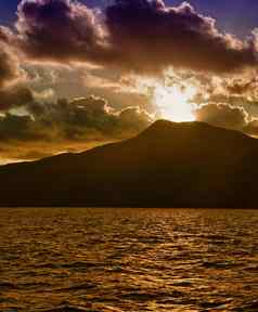美妙的冬天日落颜色圣灵降临节岛屿昆斯拉