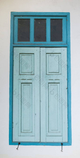 古老的蓝色的木窗口