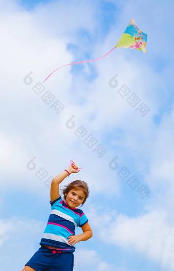 婴儿女孩玩风筝