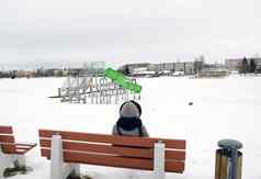 女人坐板凳上水级联操场上冬天