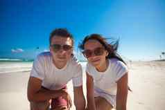 快乐夫妇相机异国情调的白色海滩