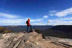 bushwalker欣赏视图平岩石温特沃斯瀑布