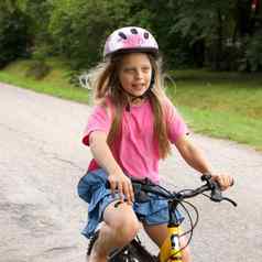 女孩游乐设施自行车
