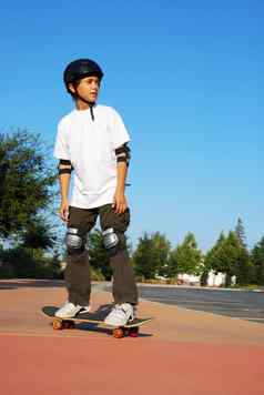 青少年男孩滑板