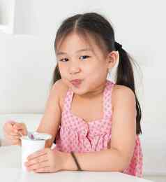 亚洲孩子吃酸奶