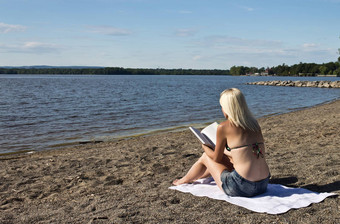女人阅读书海滩