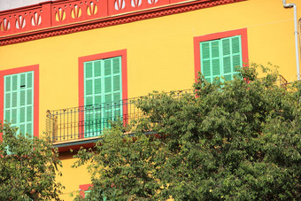 色彩鲜艳的黄色的房子绿色百叶窗