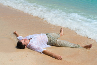 累了男人。谎言桑迪海滩
