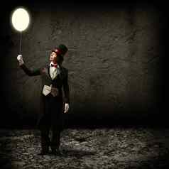 魔术师持有发光的气球