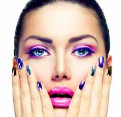 美化妆紫色的化妆色彩斑斓的明亮的指甲