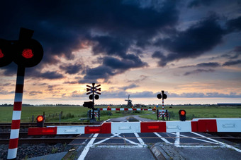 关闭铁路<strong>穿越</strong>日出<strong>风</strong>车