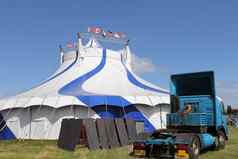 马戏团帐篷蓝色的天空
