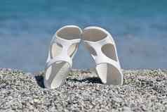 白色凉鞋海滩
