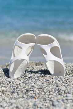 白色凉鞋海滩