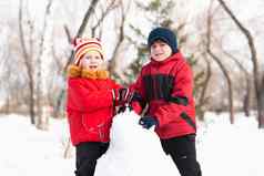 男孩女孩玩雪冬天公园