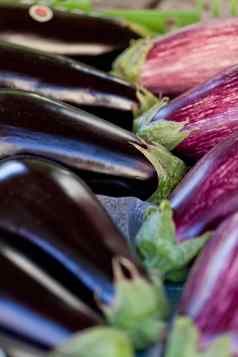 新鲜的紫罗兰色的茄子夏天户外市场