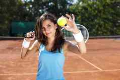 美丽的女孩微笑网球球拍