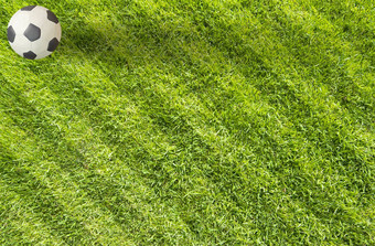 橡皮泥足球足球绿色场背景