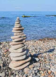 平衡石头海滨夏季