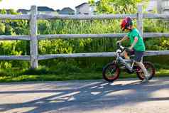 孩子骑自行车自行车路径公园
