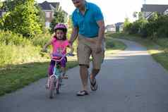 孩子学习骑自行车父亲