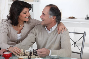 结婚了夫妇玩国际象棋首页
