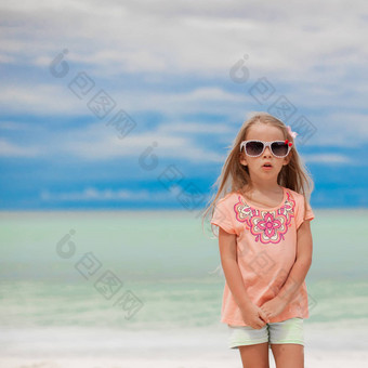 可爱的女孩热带海滩假期