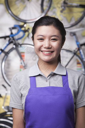 肖像年轻的女机械师自行车商店北京